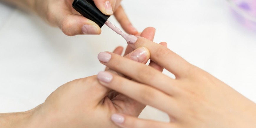 Чи можна при вагітності робити гель-лак?